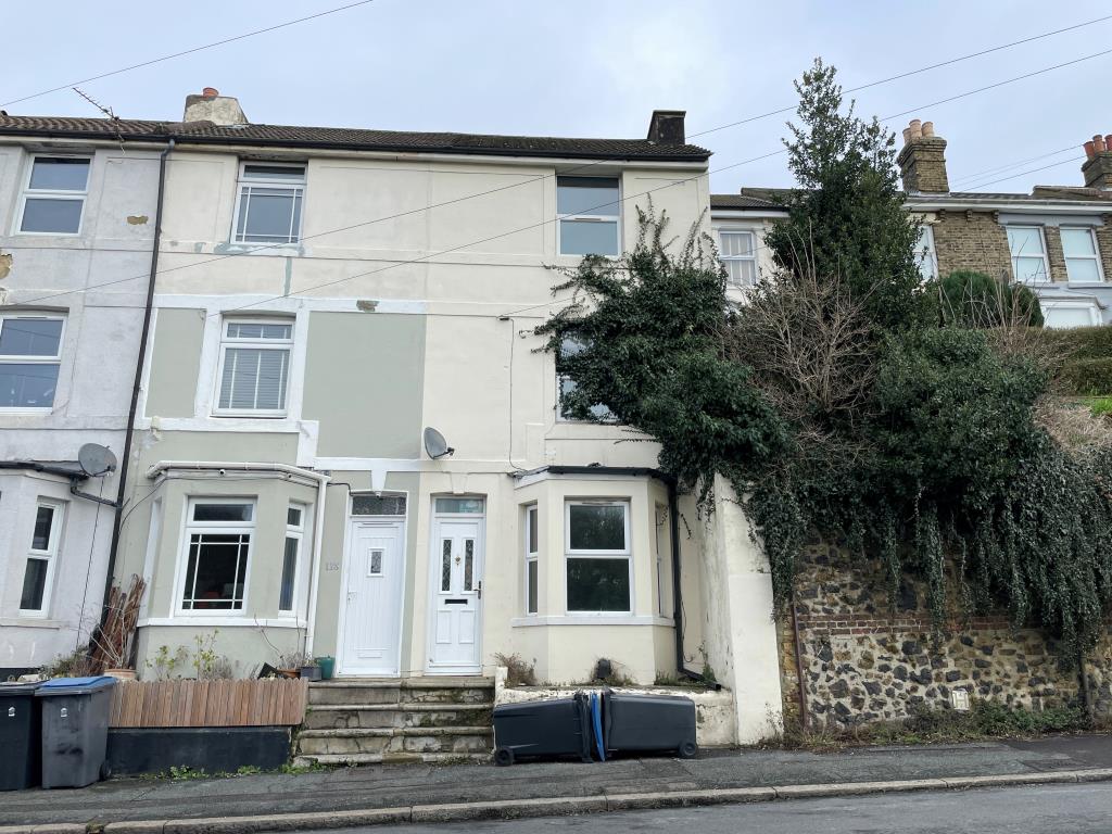 Lot: 34 - THREE-BEDROOM HOUSE FOR IMPROVEMENT - Three storey property